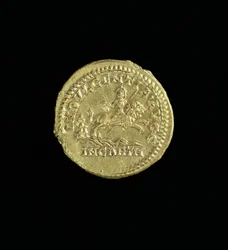 Aureus (reverso) de Caracalla (AD 196-AD 217) representando a deusa Caelestis montando diretamente em um leão. Inscrição: INDGULAÇÃO AVGG NO CARTO (ouro) (para anverso ver 119135)